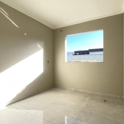 Sobrado Residencial com 190m², 3 quartos (sendo 1 suíte), 2 garagens, no bairro São João Do Rio Vermelho em Florianópolis