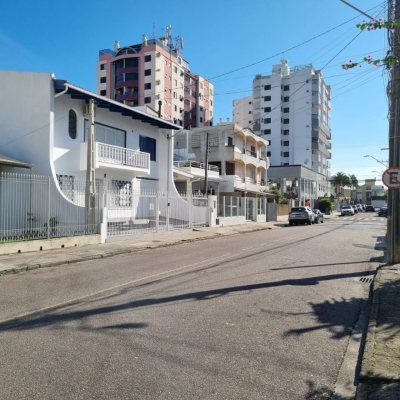 Casa Residencial com 142m², 4 quartos (sendo 1 suíte), 2 garagens, no bairro Balneário em Florianópolis