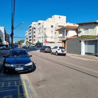 Casa Residencial com 142m², 4 quartos (sendo 1 suíte), 2 garagens, no bairro Balneário em Florianópolis