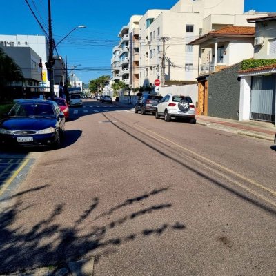 Casa Residencial com 142m², 4 quartos (sendo 1 suíte), 2 garagens, no bairro Balneário em Florianópolis