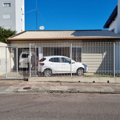 Casa Residencial com 142m², 4 quartos (sendo 1 suíte), 2 garagens, no bairro Balneário em Florianópolis