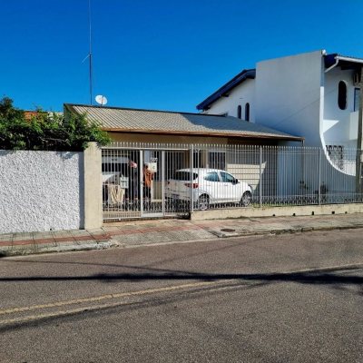 Casa Residencial com 142m², 4 quartos (sendo 1 suíte), 2 garagens, no bairro Balneário em Florianópolis