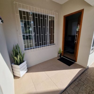 Casa Residencial com 142m², 4 quartos (sendo 1 suíte), 2 garagens, no bairro Balneário em Florianópolis