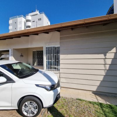 Casa Residencial com 142m², 4 quartos (sendo 1 suíte), 2 garagens, no bairro Balneário em Florianópolis