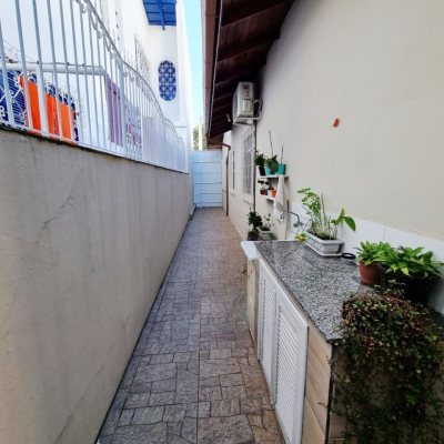 Casa Residencial com 142m², 4 quartos (sendo 1 suíte), 2 garagens, no bairro Balneário em Florianópolis