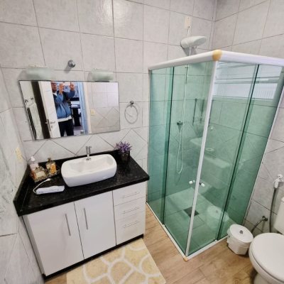 Casa Residencial com 142m², 4 quartos (sendo 1 suíte), 2 garagens, no bairro Balneário em Florianópolis