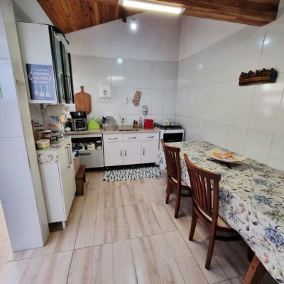 Casa Residencial com 142m², 4 quartos (sendo 1 suíte), 2 garagens, no bairro Balneário em Florianópolis
