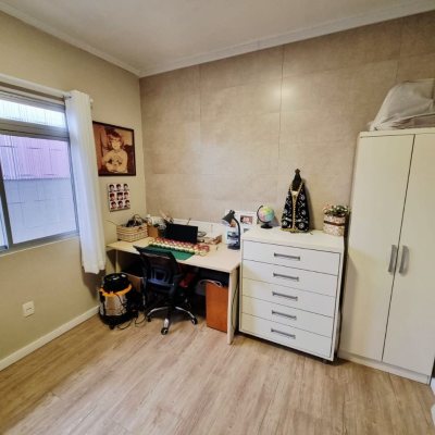 Casa Residencial com 142m², 4 quartos (sendo 1 suíte), 2 garagens, no bairro Balneário em Florianópolis