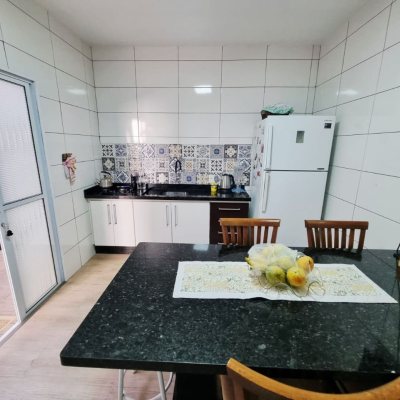 Casa Residencial com 142m², 4 quartos (sendo 1 suíte), 2 garagens, no bairro Balneário em Florianópolis