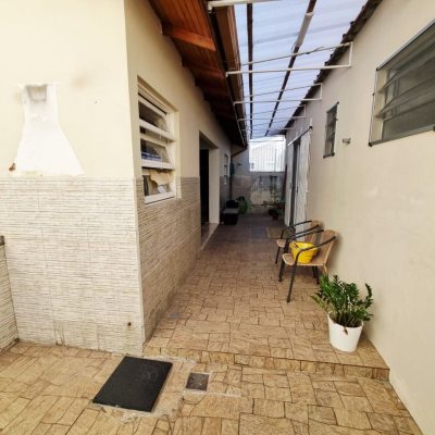 Casa Residencial com 142m², 4 quartos (sendo 1 suíte), 2 garagens, no bairro Balneário em Florianópolis