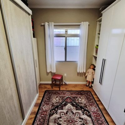 Casa Residencial com 142m², 4 quartos (sendo 1 suíte), 2 garagens, no bairro Balneário em Florianópolis
