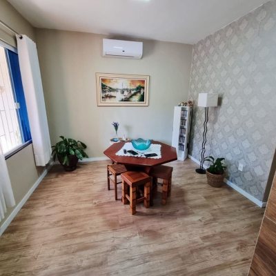 Casa Residencial com 142m², 4 quartos (sendo 1 suíte), 2 garagens, no bairro Balneário em Florianópolis