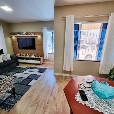 Casa Residencial com 142m², 4 quartos (sendo 1 suíte), 2 garagens, no bairro Balneário em Florianópolis
