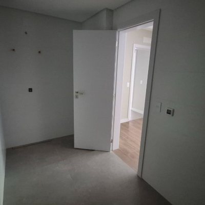 Apartamentos com 130m², 3 quartos (sendo 1 suíte), 2 garagens, no bairro Jurerê em Florianópolis