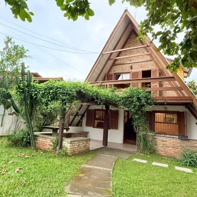 Casa Residencial com 160m², 3 quartos, 2 garagens, no bairro Ingleses do Rio Vermelho em Florianópolis