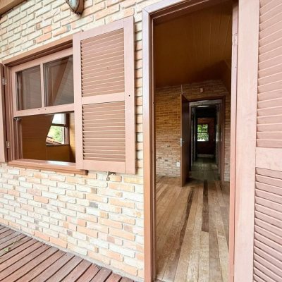 Casa Residencial com 160m², 3 quartos, 2 garagens, no bairro Ingleses do Rio Vermelho em Florianópolis
