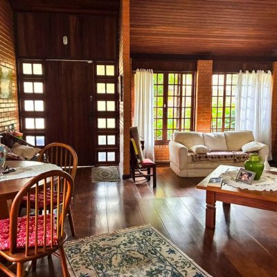 Casa Residencial com 250m², 3 quartos (sendo 1 suíte), 2 garagens, no bairro Cacupé em Floranópolis