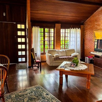 Casa Residencial com 250m², 3 quartos (sendo 1 suíte), 2 garagens, no bairro Cacupé em Floranópolis