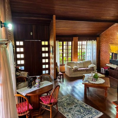 Casa Residencial com 250m², 3 quartos (sendo 1 suíte), 2 garagens, no bairro Cacupé em Floranópolis