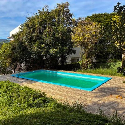 Casa Residencial com 250m², 3 quartos (sendo 1 suíte), 2 garagens, no bairro Cacupé em Floranópolis