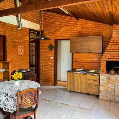 Casa Residencial com 250m², 3 quartos (sendo 1 suíte), 2 garagens, no bairro Cacupé em Floranópolis