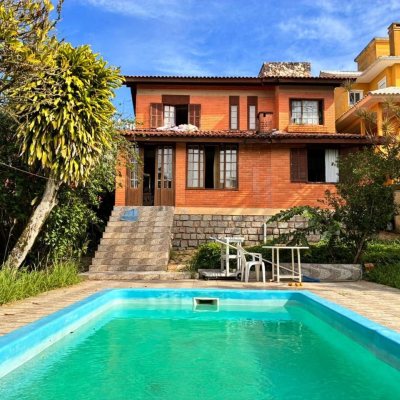 Casa Residencial com 250m², 3 quartos (sendo 1 suíte), 2 garagens, no bairro Cacupé em Floranópolis