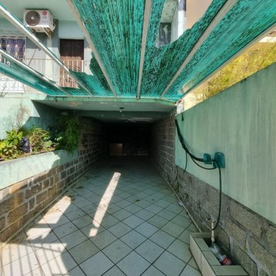Casa Residencial com 220m², 3 quartos, 2 garagens, no bairro Coqueiros em Florianópolis