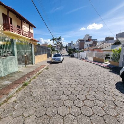 Casa Residencial com 220m², 3 quartos, 2 garagens, no bairro Coqueiros em Florianópolis