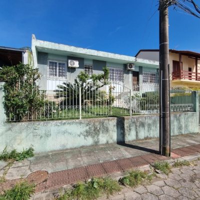 Casa Residencial com 220m², 3 quartos, 2 garagens, no bairro Coqueiros em Florianópolis