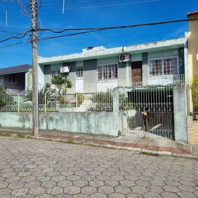 Casa Residencial com 220m², 3 quartos, 2 garagens, no bairro Coqueiros em Florianópolis