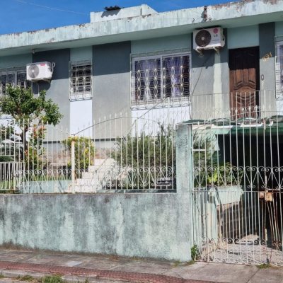 Casa Residencial com 220m², 3 quartos, 2 garagens, no bairro Coqueiros em Florianópolis
