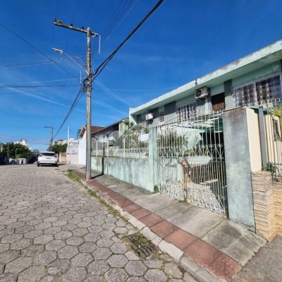 Casa Residencial com 220m², 3 quartos, 2 garagens, no bairro Coqueiros em Florianópolis