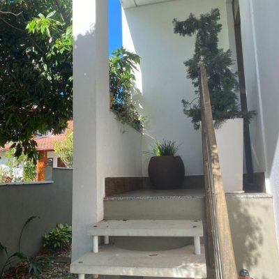 Casa Residencial com 157m², 4 garagens, no bairro Campeche em Florianópolis