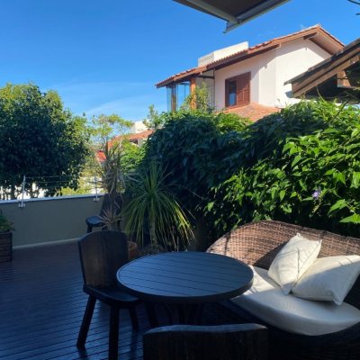 Casa Residencial com 157m², 4 garagens, no bairro Campeche em Florianópolis