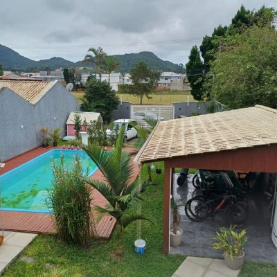 Casa Residencial com 126m², 2 quartos (sendo 1 suíte), 3 garagens, no bairro São João Do Rio Vermelho em Florianópolis