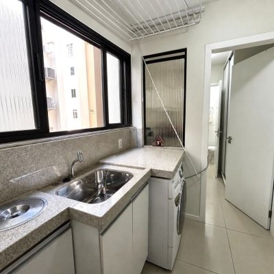 Apartamentos com 128m², 3 quartos (sendo 1 suíte), 2 garagens, no bairro Centro em Florianópolis