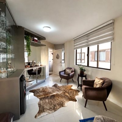 Apartamentos com 128m², 3 quartos (sendo 1 suíte), 2 garagens, no bairro Centro em Florianópolis