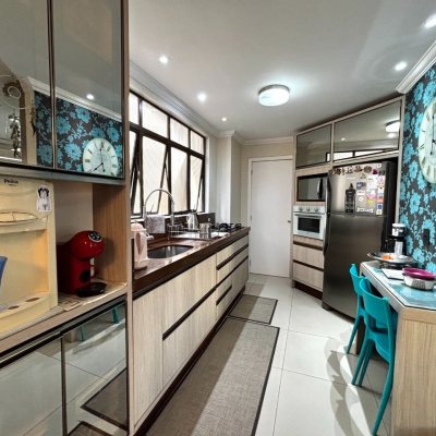 Apartamentos com 128m², 3 quartos (sendo 1 suíte), 2 garagens, no bairro Centro em Florianópolis