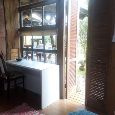 Casa Residencial com 120m², 3 quartos (sendo 2 suítes), 2 garagens, no bairro São João Do Rio Vermelho em Florianópolis
