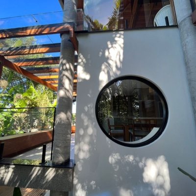 Casa Residencial com 323m², 3 quartos (sendo 3 suítes), no bairro Lagoa da Conceição em Florianópolis