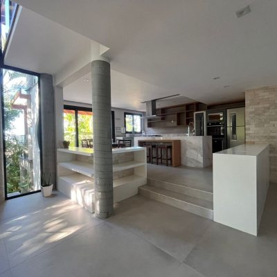 Casa Residencial com 323m², 3 quartos (sendo 3 suítes), no bairro Lagoa da Conceição em Florianópolis