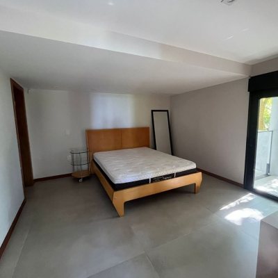 Casa Residencial com 323m², 3 quartos (sendo 3 suítes), no bairro Lagoa da Conceição em Florianópolis
