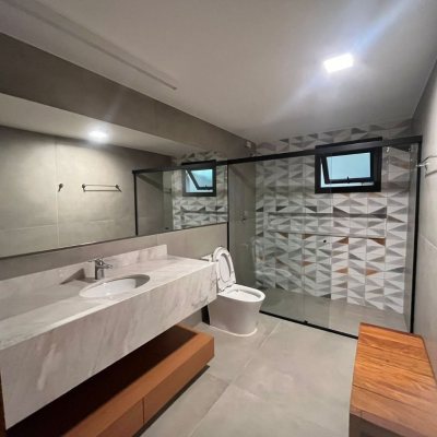 Casa Residencial com 323m², 3 quartos (sendo 3 suítes), no bairro Lagoa da Conceição em Florianópolis