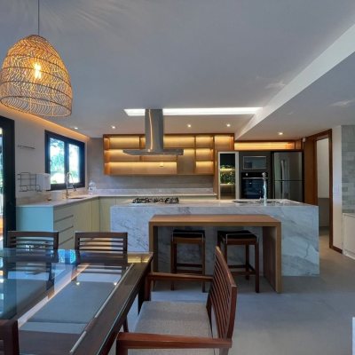 Casa Residencial com 323m², 3 quartos (sendo 3 suítes), no bairro Lagoa da Conceição em Florianópolis