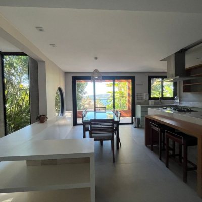 Casa Residencial com 323m², 3 quartos (sendo 3 suítes), no bairro Lagoa da Conceição em Florianópolis