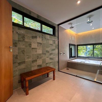 Casa Residencial com 323m², 3 quartos (sendo 3 suítes), no bairro Lagoa da Conceição em Florianópolis