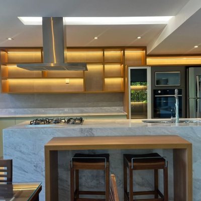 Casa Residencial com 323m², 3 quartos (sendo 3 suítes), no bairro Lagoa da Conceição em Florianópolis