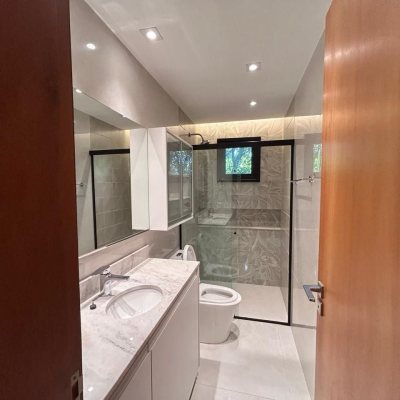 Casa Residencial com 323m², 3 quartos (sendo 3 suítes), no bairro Lagoa da Conceição em Florianópolis