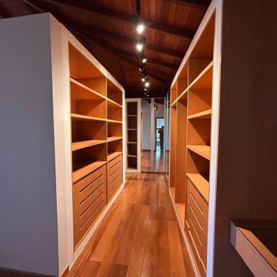 Casa Residencial com 323m², 3 quartos (sendo 3 suítes), no bairro Lagoa da Conceição em Florianópolis