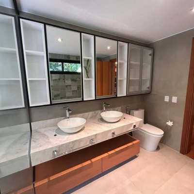 Casa Residencial com 323m², 3 quartos (sendo 3 suítes), no bairro Lagoa da Conceição em Florianópolis